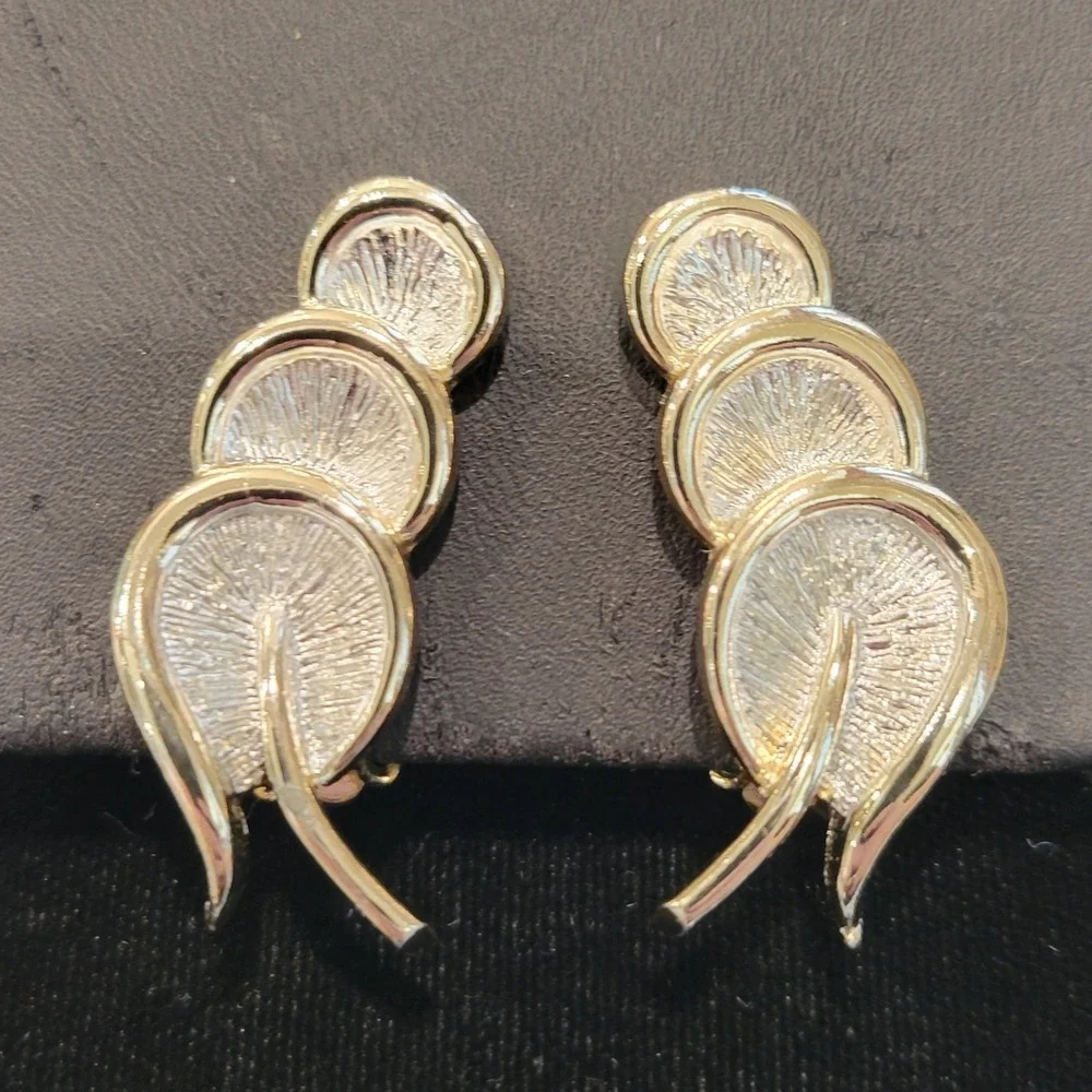 Vintage TARA Signed Light Gold Tone Floral Lily‎ Pad Clip On Earrings